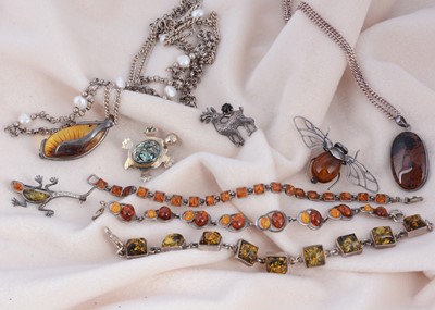 Lot 197 - A quantity of silver and amber jewellery