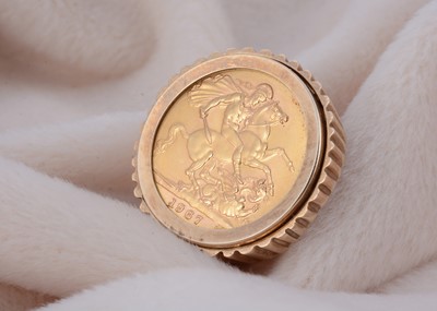 Lot 199 - A full sovereign gentleman's signet ring