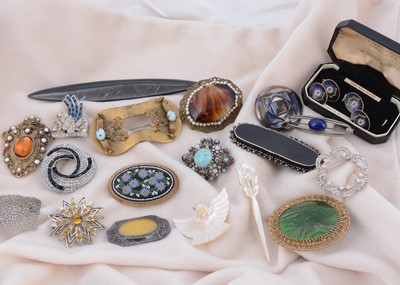 Lot 208 - A quantity of costume jewellery
