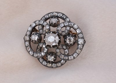 Lot 216 - A late Victorian or early Edwardian diamond brooch