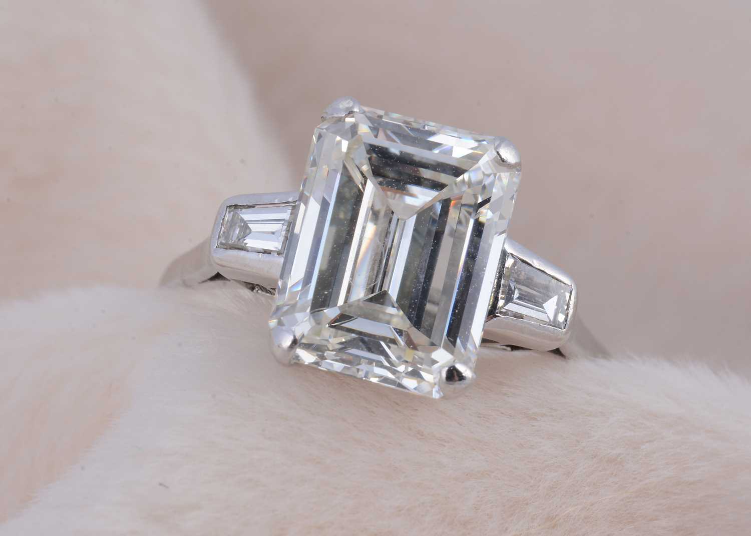 Lot 217 - A certificated diamond solitaire and platinum set ring