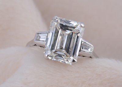Lot 217 - A certificated diamond solitaire and platinum set ring