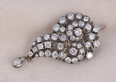 Lot 218 - An Indian diamond set floral drop pendant