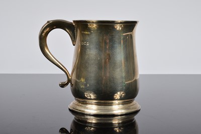 Lot 264 - A George V silver tankard by Edward Barnard & Sons Ltd