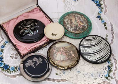 Lot 300 - Circular mostly 1930s French compacts