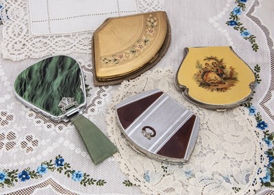 Lot 302 - Fan compacts