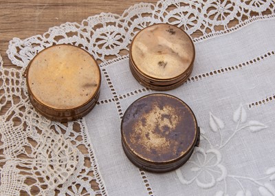 Lot 314 - Three 1930s gilt metal circular Dubarry compacts