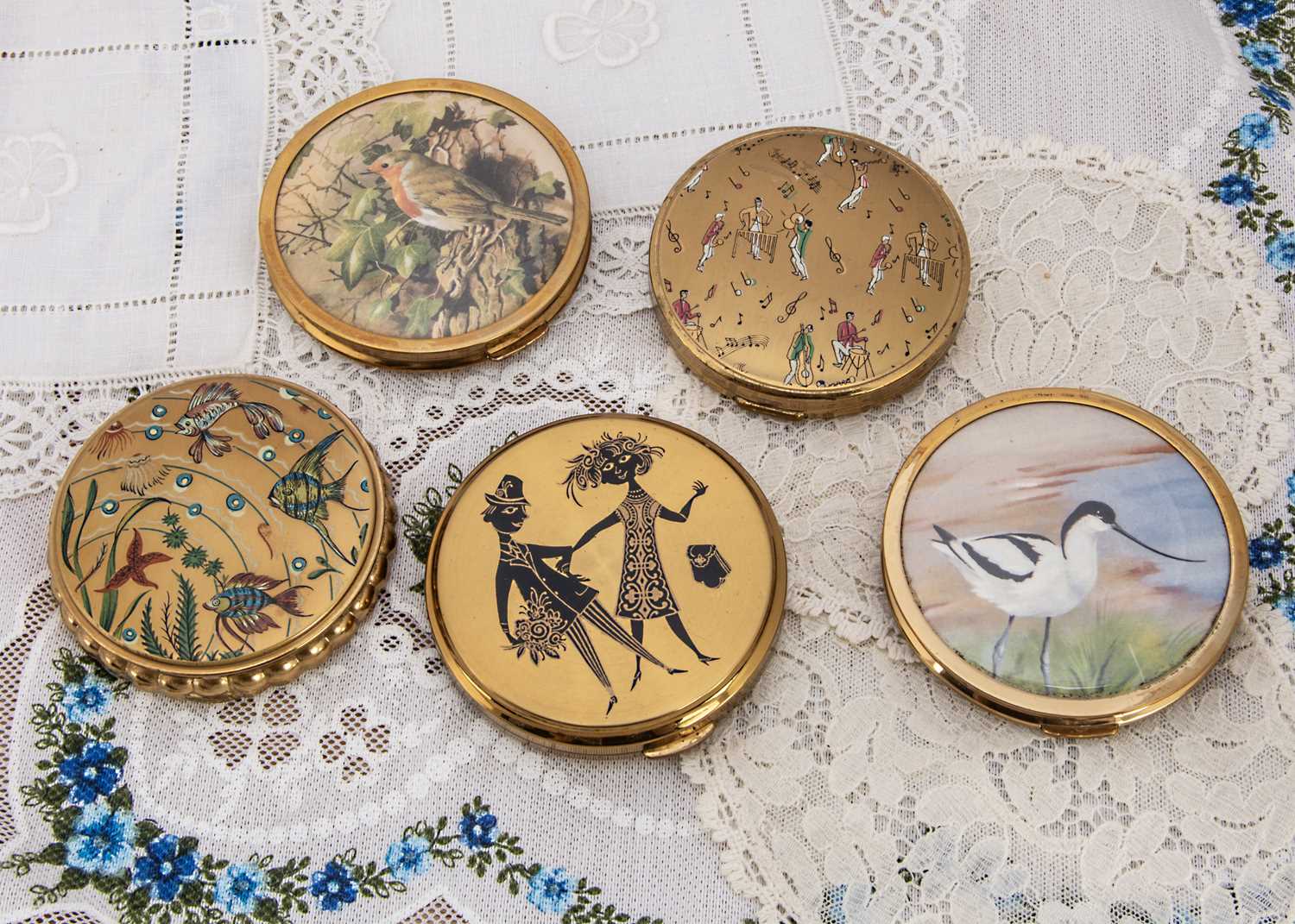 Lot 336 - 1950s gilt metal circular Mascot compacts,