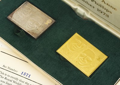 Lot 129 - A 1970s Hallmark Replicas Limited commemorative 22ct gold stamp ingot and a silver stamp ingot