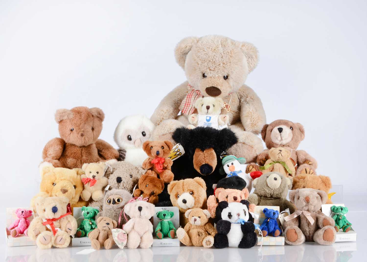 Lot 40 - A collection of collectors and manufactured teddy bears and soft toys