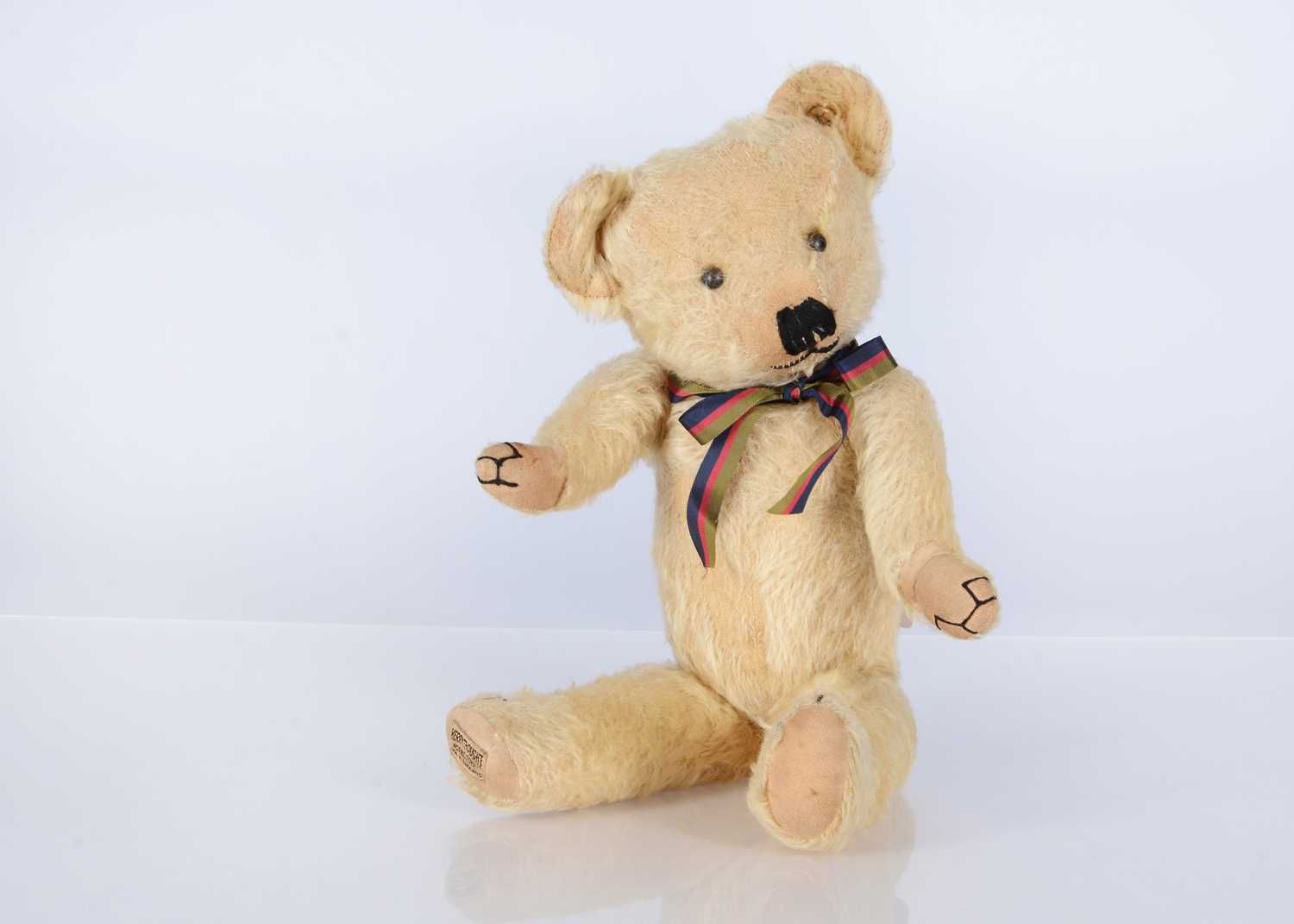 Lot 89 - A 1930s Merrythought teddy bear