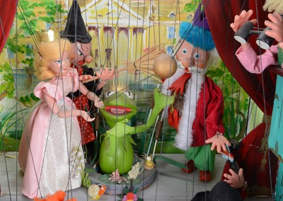 Lot 104 - A Pelham Puppets mechanically driven the Frog Prince theatre shop display