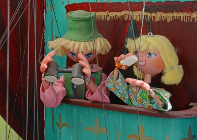 Lot 104 - A Pelham Puppets mechanically driven the Frog Prince theatre shop display
