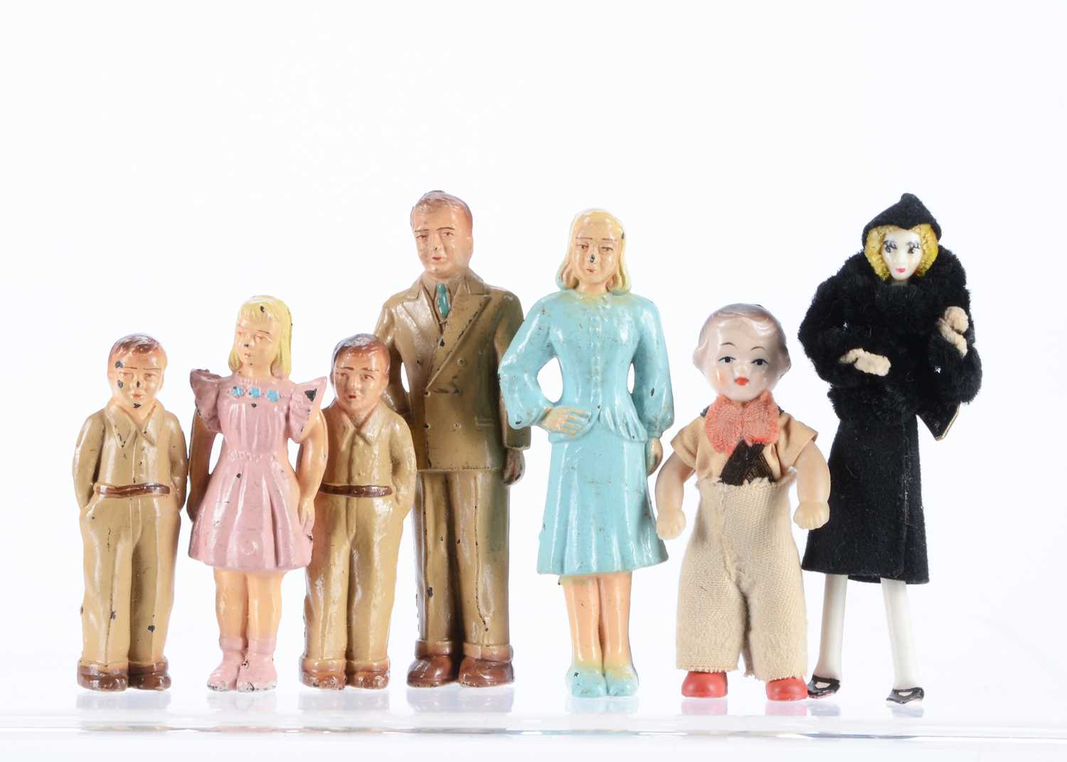 Lot 152 - A Renwall (USA) dolls’ house mother and three children