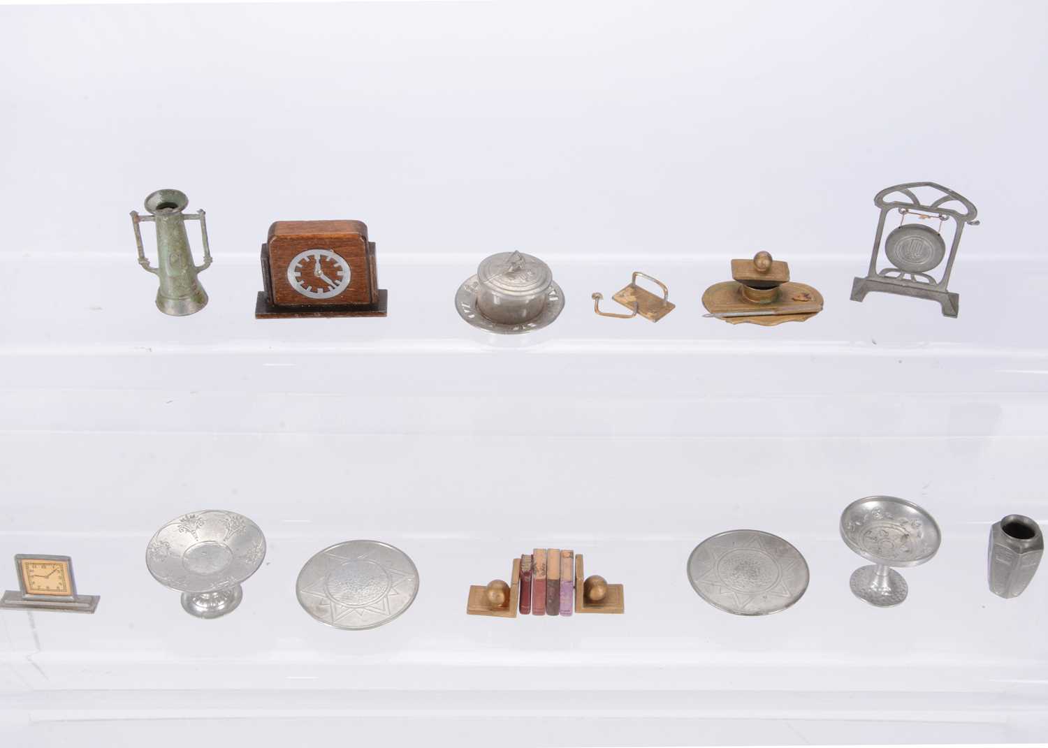 Lot 179 - 1930s German dolls’ house chattels