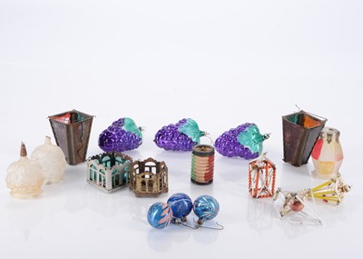 Lot 199 - Antique and vintage Christmas decorations