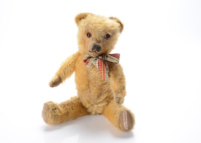 Lot 323 - A 1940s Merrythought teddy bear