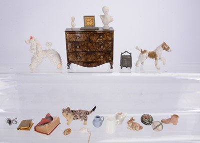 Lot 468 - Vintage and antique dolls’ house items