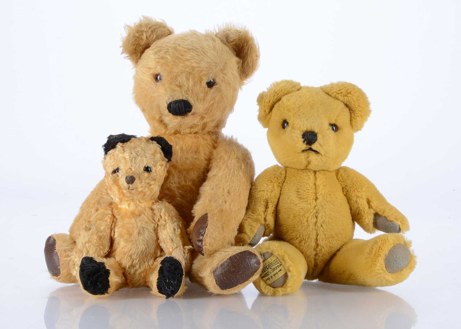 Lot 541 - A Merrythought teddy bear