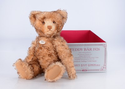 Lot 585 - A Steiff limited edition 1926 replica teddy bear