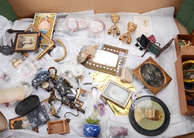 Lot 656 - Various dolls’ house chattels