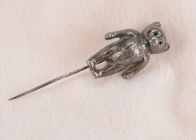 Lot 678 - An early 20th century silver teddy bear tie- pin