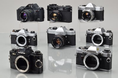 Lot 234 - A Tray of 35mm Cameras