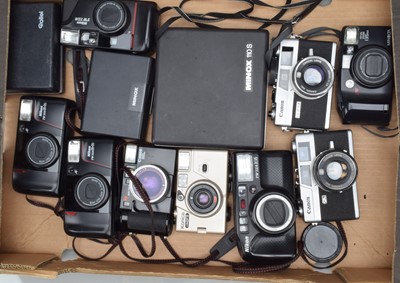 Lot 330 - A Tray of Compact Cameras