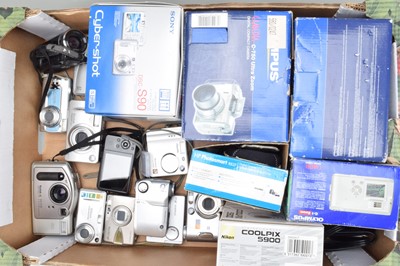 Lot 389 - A Tray of Compact Digital Cameras
