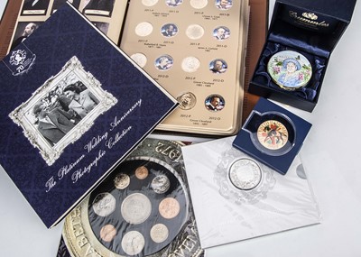 Lot 279 - A collection of British commemorative coins and other medallions