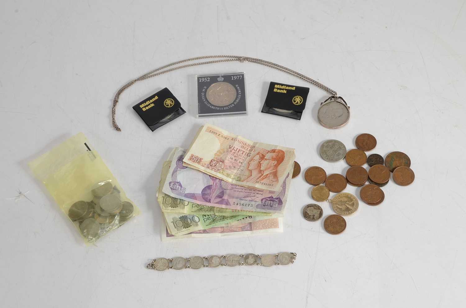 Lot 5 - A small handful of British and world coinage