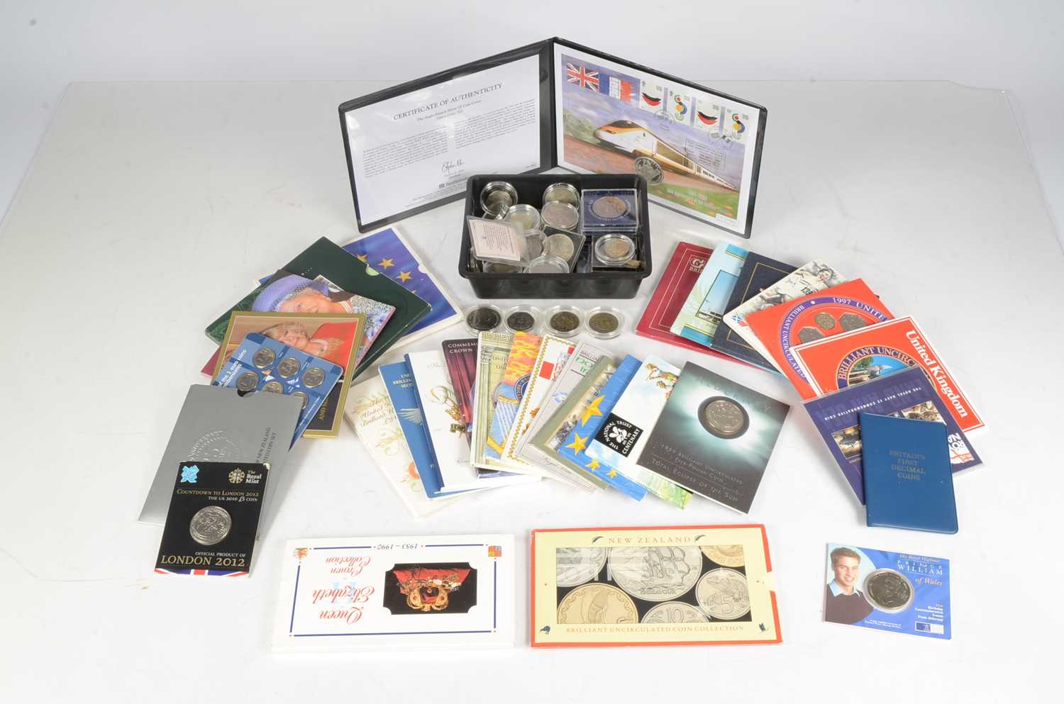 Lot 27 - A collection of uncirculated Royal Mint coins and year sets