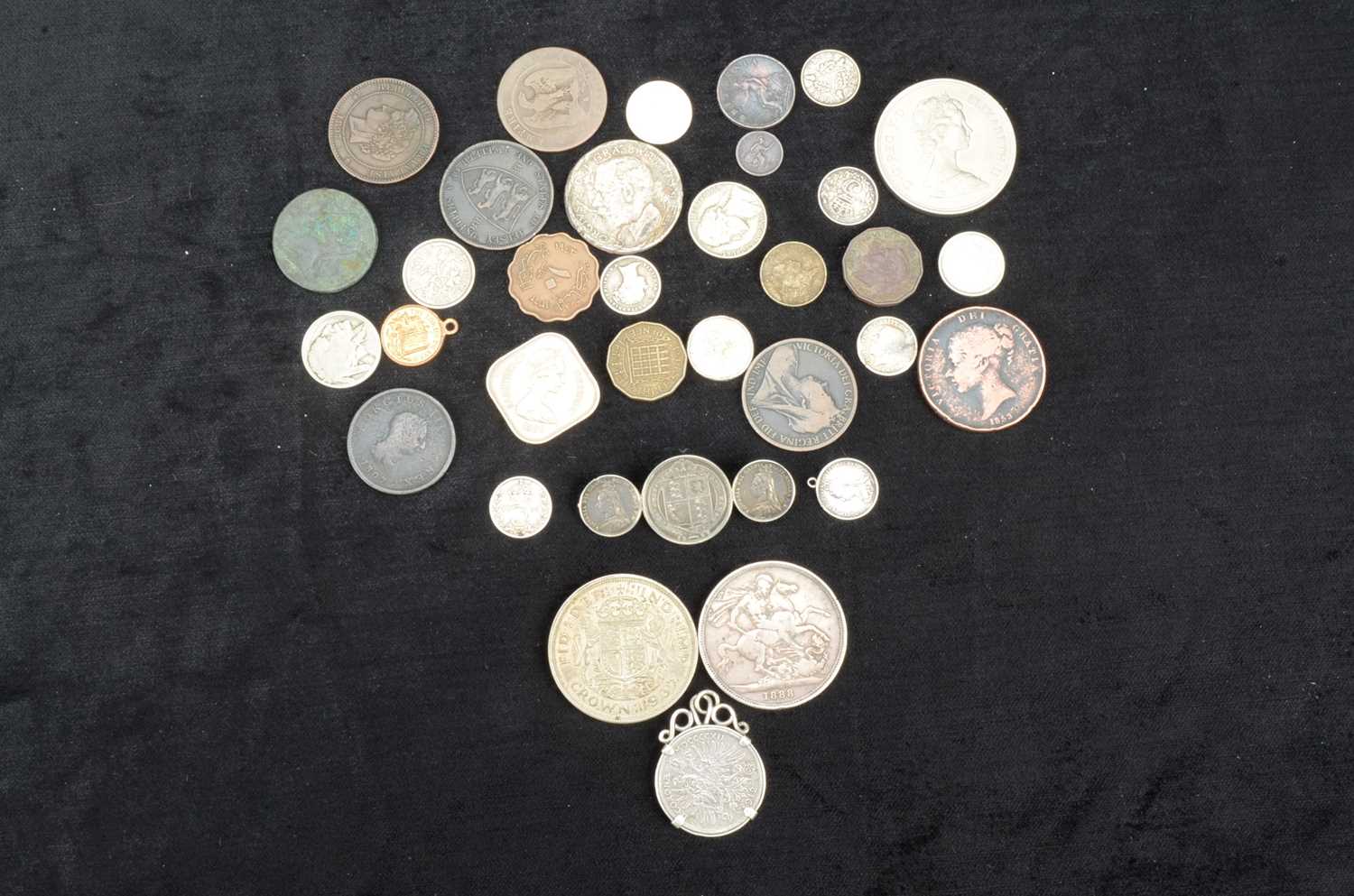 Lot 51 - A small group of mixed British and world coinage