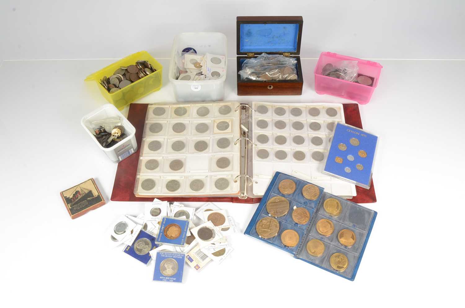 Lot 67 - A collection of British and world coinage tokens and medallions