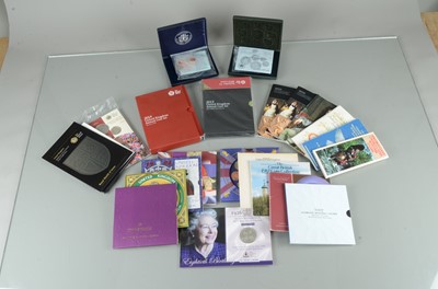 Lot 113 - A collection of twenty two Royal mint uncirculated coins and coin sets