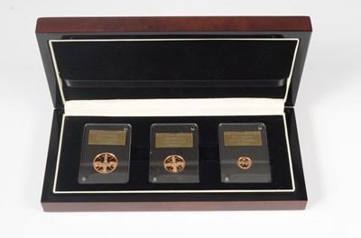 Lot 176 - Gibraltar Elizabeth II Gold Sovereign three coin set