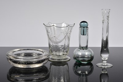 Lot 23 - A collection of glassware