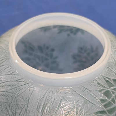 Lot 55 - An Art Deco style Lalique glass Esterel vase