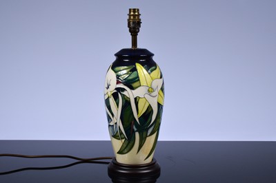 Lot 91 - A modern Moorcroft Pottery lamp
