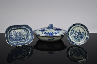Lot 239 - Three Chinese export ware blue and white porcelain willow pattern items