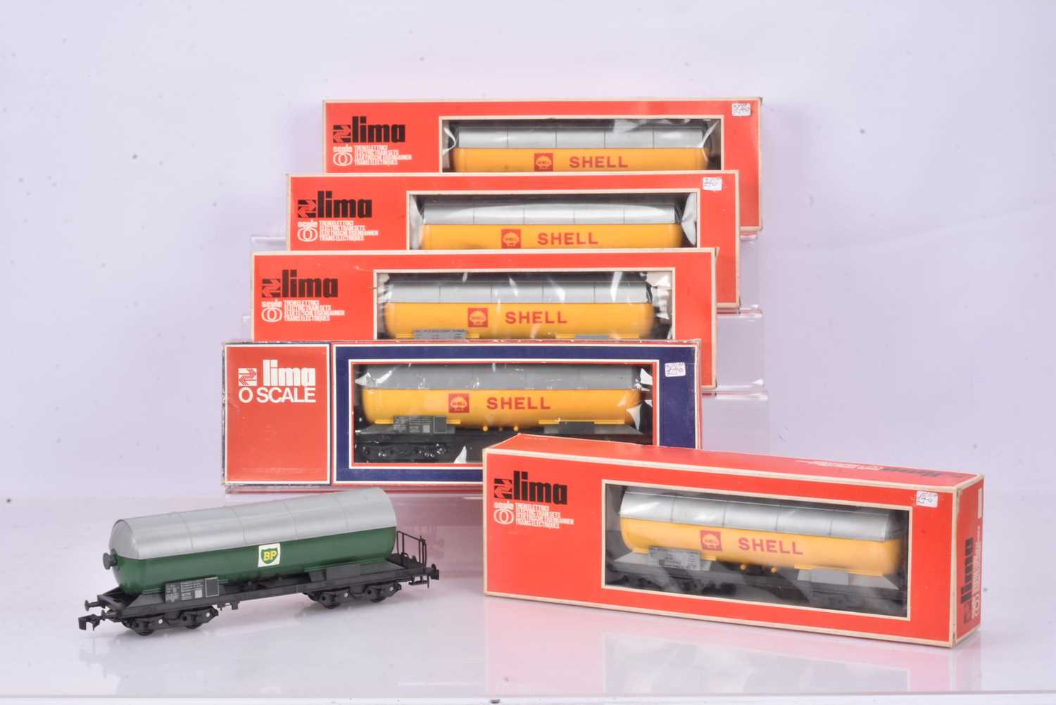 Lot 450 - Lima 0 Gauge Shell and BP bogie Tank wagons