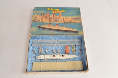 Lot 580 - Tri-ang Minic Ships M891 RMS Queen Mary Presentation Set