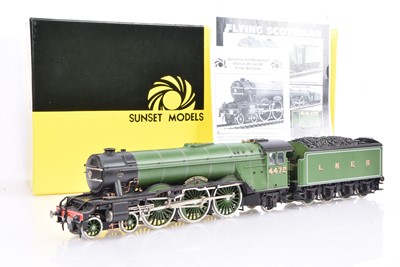 Lot 505 - A Sunset Models 0 Gauge LNER Green 4472 'Flying Scotsman' Locomotive and Tender