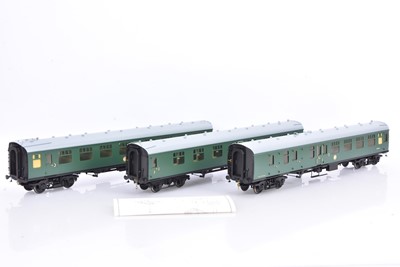 Lot 523 - 0 Gauge Finescale  Chinese built BR green Mk1 Coaches