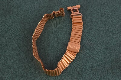 Lot 122 - A vintage gold adjustable watch strap