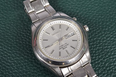 Lot 180 - A c1990s Seiko Kinetic stainless steel wristwatch