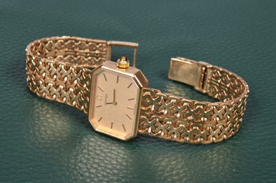 Lot 274 - A 1970s Omega manual wind 9ct gold ladies wristwatch