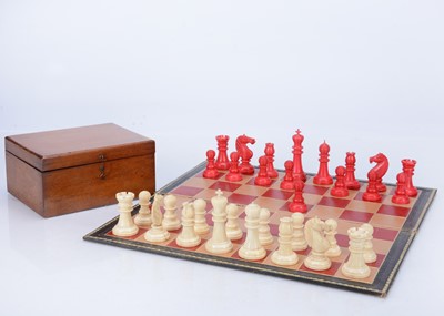 Lot 135 - A late 19th century turned bone chess set, Staunton style