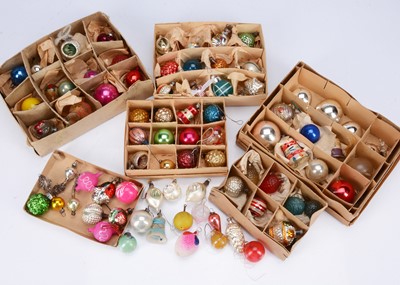 Lot 409 - A quantity of small antique and vintage glass Christmas baubles