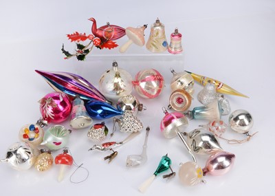 Lot 410 - Vintage and antique Christmas baubles